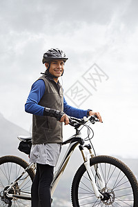 这趟旅程值得看风景 山上骑自行车的人看着风景成人训练骑术运输山脉运动娱乐男人男性活力图片