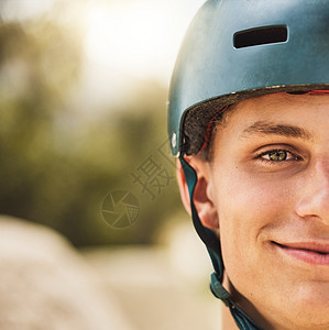 在山地自行车公园 比赛或比赛中为男子特写肖像 自行车头盔和微笑 快乐的骑车人 面部缩放和自行车比赛的安全 极限运动和专注于获胜的图片