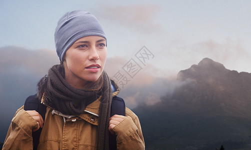 其所有到顶部 一个有吸引力的年轻女性远足者 在山在背景中图片