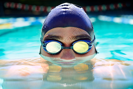被驱赶去改善他的大腿时间 在男性游泳运动员的游泳圈中剪切出景色水池男性训练运动阳光成人游泳者运动装男人太阳图片