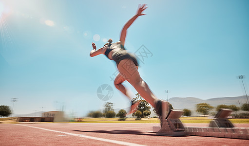 马拉松比赛锻炼 健身或锻炼腿部力量动作的速度 赛道起跑和女子跑步 健康承诺 蓝天火光和快速运动女孩 运动员或有氧运动运动员训练图片