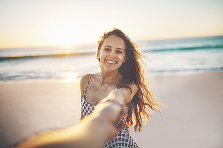 夏天只是等待发生的回忆 一个年轻女人在海滩拉着别人的手 (笑声)图片