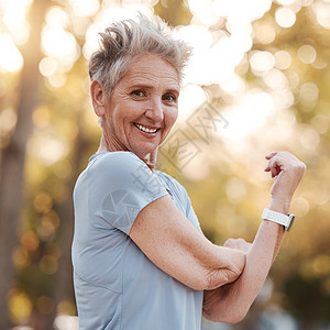 在葡萄牙进行健身 跑步和夏季锻炼的训练 伸展运动和高级女性 健康运动 运动动机与公园热身微笑老年妇女肖像图片
