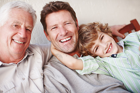 一位英俊男人和他的父亲和儿子一起坐在一起的肖像画 他被刻了下来图片
