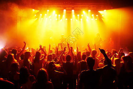 摇滚手 音乐会和音乐节与人群红色迪斯科灯为能量 黑暗和 gen z 迷幻舞蹈 庆典和派对 乐队 音乐家和观众中的一群人自由自在图片