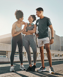 城市跑步的朋友 在城里跑步进行户外夏季锻炼 健身运动和马拉松训练后 在路上一起微笑和大笑 有氧运动后快乐的黑人运动员 男人和女人图片
