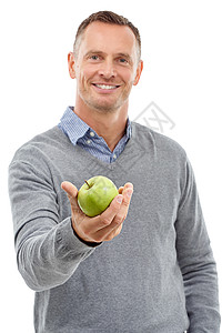 给苹果 工作室肖像和水果的人提供健康 饮食和健康隔离在白色背景 手持营养纯素食品以实现健康生活方式和清洁饮食的模范人物图片