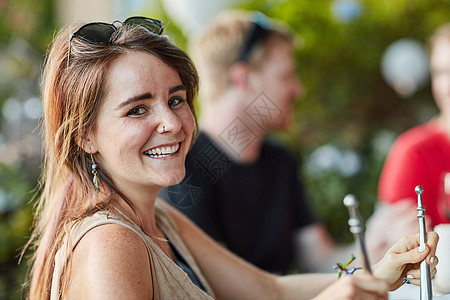 一个快乐的年轻女子在户外晚宴上 和朋友一起吃顿饭的肖像 她是个幸福的年轻女人图片
