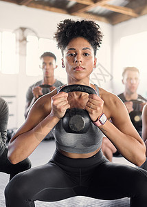 壶铃 健身和黑人女性健身房私人教练 体育课进行健身房训练 运动教练与体育学生的肖像 他们专注于健康 强壮和身体锻炼图片