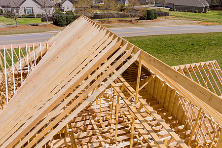 屋顶建筑 用木制屋顶框架建造房屋图片