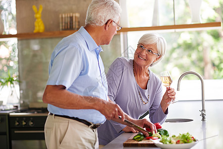 吃喝玩乐吧 一家年长的夫妇在厨房里准备一顿饭图片
