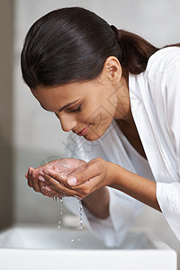 纯洁又干净 一个年轻女人在盆地洗脸的女青年图片