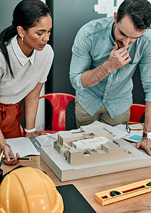 让他们的创意源源不断 两位建筑师一起在办公室中制作建筑物的比例模型图片