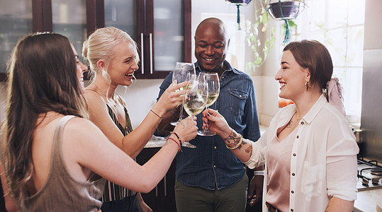 家庭生日活动 庆祝派对或新年社交聚会的家庭厨房里的朋友 多样性或酒杯敬酒 微笑 快乐的女人或黑人用酒精欢呼祝贺图片