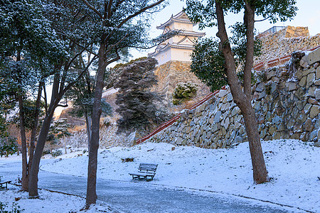 冬天天 在日本城堡公园的长凳上打雪图片