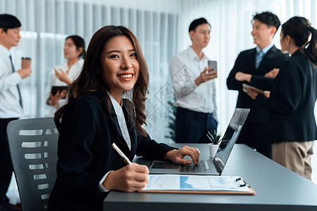 以模糊的同僚人物为模棱两可的亚洲女性男子气概画团队女士经理商务数据管理人员职场上班族绩效电脑图片