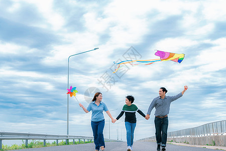 渐进式家庭快乐度假概念 在路边放户外飞行风筝乐趣闲暇喜悦母亲孩子跑步自由天空父母儿子图片