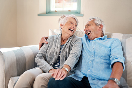 欢笑是幸福生活的关键 一个老年夫妇在家里沙发上一起放松了一下图片