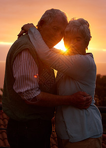 完美的一天的完美结束 一个老夫妇在日落时共度浪漫时光的肖像图片