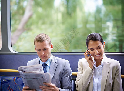 通勤时的同事 青年商务人士 他们乘车上班图片