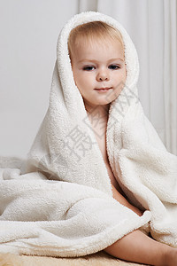 他是个小天使 一个可爱的男孩 裹在毛毯里儿童婴儿男婴毛巾男性孩子男孩们毯子青年孩子们图片