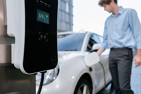 以模糊的男子背景充电站为主的EV车渐进概念活力停车场燃料人士技术环境充电器电池商务车辆图片