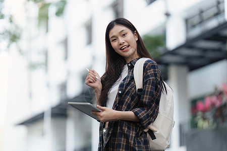 美丽的女学生肖像在大学准备学习 大学里的教育 奖学金和快乐而自豪的女学习者友谊休闲装成人朋友们校园街道乐趣微笑男人班级图片