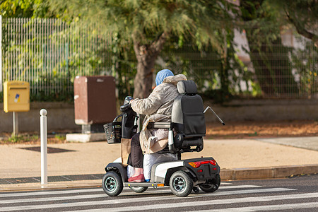 街上有女选民轮椅的女人图片