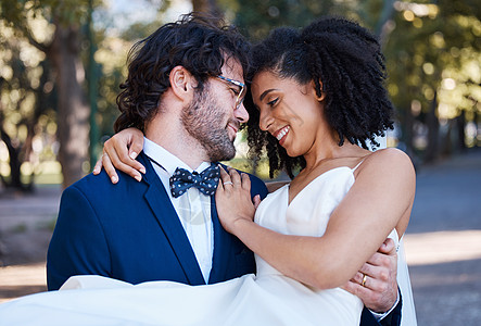 男女拥抱婚礼 情侣和户外婚姻 在公园里与新娘和新郎的爱 承诺和信任 幸福 生活伴侣和与黑人男女的跨种族关系 拥抱和结婚背景