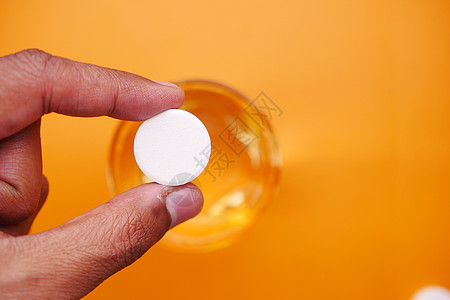 紫底的月光可溶性药片丸和水杯液体玻璃气体解决方案救援药品药片图片