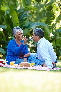 喝果汁的情侣我特地为我们的野餐做了这个 爱的老年情侣在户外享受野餐背景