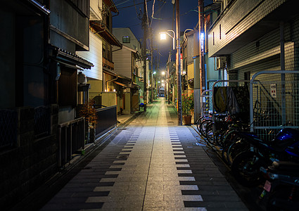 晚上在京都居民区的宁静街道上图片