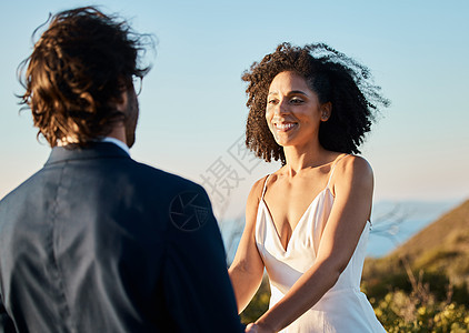 在夏季的特殊日子里 婚礼 微笑和情侣在夏威夷的海滩手牵手 爱情 浪漫和新郎在热带岛屿的户外婚礼上为穿着奢华设计师礼服的幸福新娘新图片