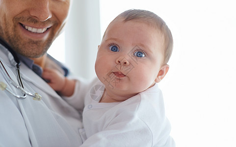 充满了奇异和健康 一个带着可爱女婴的微笑的医生的肖像 (笑声)图片