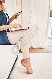 在网上购物买些好交易 近距离拍到一个女人在家里的笔记本电脑上付信用卡费图片