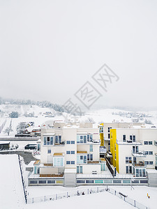 新建住宅区 在冬季寒雪日建造公寓公寓;图片