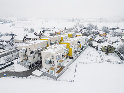 雪天新现代公寓楼群的空中景象图片