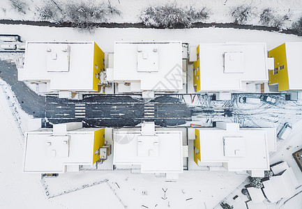 上下观 现代公寓楼群顶有雪的屋顶 直接位于新建住宅区上空图片