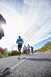 让我们以坚韧不拔的毅力前进 一群年轻人在跑马拉松背景图片