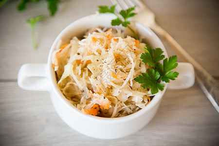 碗里加胡萝卜和香料的酸菜营养蔬菜饮食厨房发酵桌子美食抛光乡村食物图片