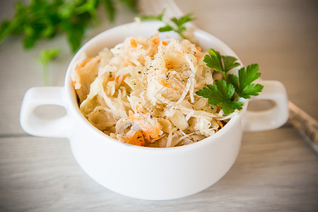 碗里加胡萝卜和香料的酸菜发酵美食桌子饮食营养叶子盘子乡村小吃厨房图片