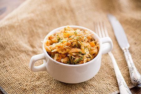 碗里加胡萝卜和香料的炖菜卷心菜午餐烹饪食物香菜面包萝卜桌子蔬菜酸菜盘子图片