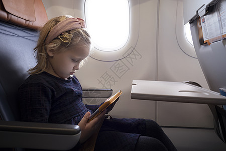 坐在平板飞机上的小女孩图片