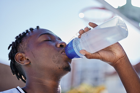 水 水合作用和健康的生活方式 一个运动型黑人从瓶子里喝水 享受清爽的饮料 非洲运动员在户外活动和锻炼时恢复电解质图片
