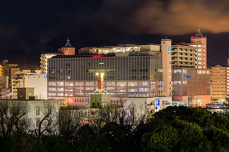 2023年1月25日 市中心大型购物商场和公寓楼夜校时间图片