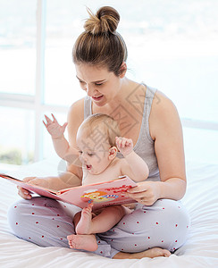 一首青春欢歌 一位年轻的母亲在家里看书时和她的男婴建立了联系图片