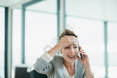 真不敢相信 一位年轻商业女郎 在办公室用手机聊天时 焦躁不安地看着她图片