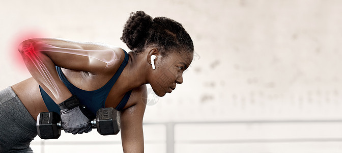骨骼覆盖 哑铃和黑人女性在户外用模型进行重量训练 关节疼痛 手臂关节炎症 运动员锻炼和女性运动锻炼与音乐和模拟图片