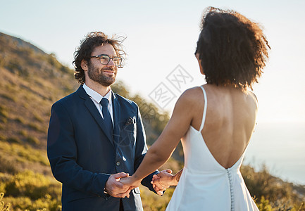 牵手  婚礼女士快乐的高清图片