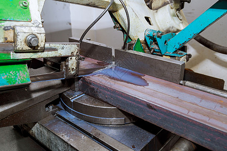 在一个生产时锯子上剪断钢筋剖面图刀具自动机钢锯冷却剂锯片技术金属管道工件工作图片